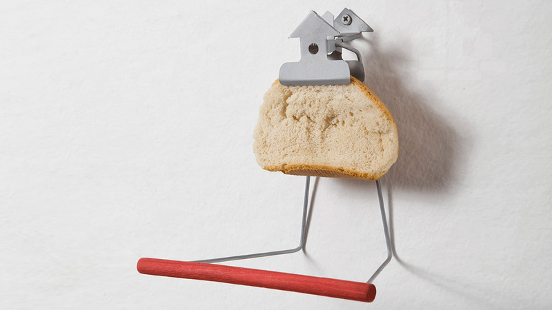 Illustration for article titled An Old Clipboard Makes For a Brilliantly Simple Bird Feeder